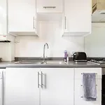 Beautiful 1-Bed Apartment With Garden In London