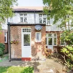 Beautiful 1-Bed Apartment With Garden In London