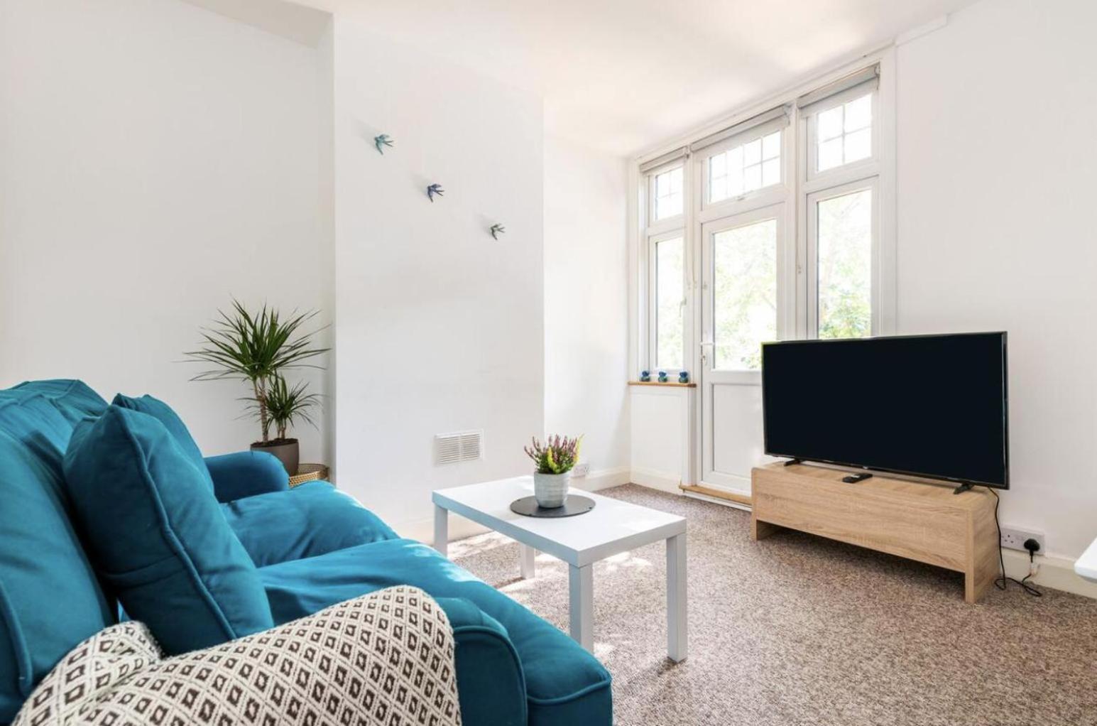Beautiful 1-bed With Garden In Apartment *