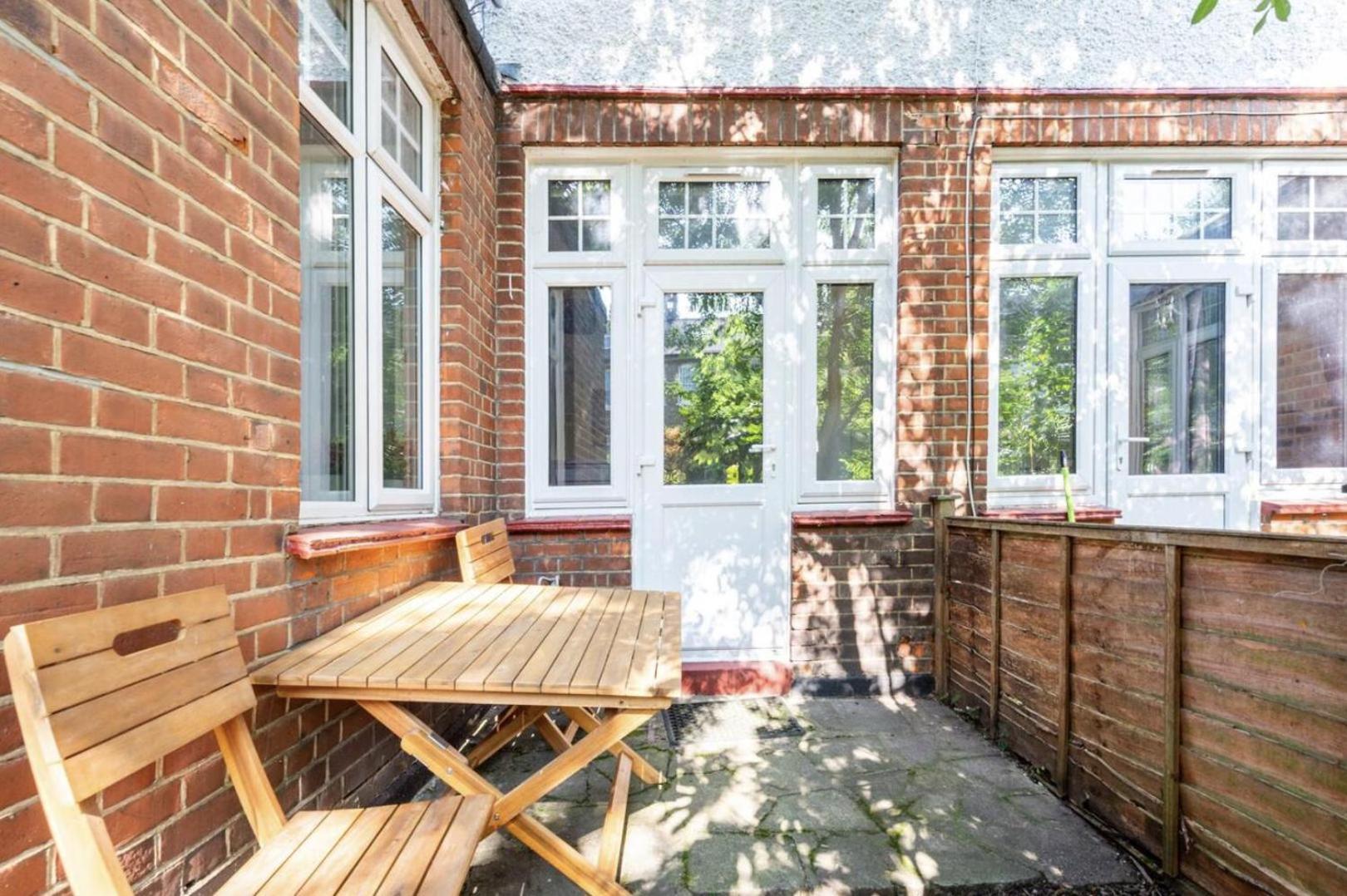 Beautiful 1-bed With Garden In Apartment *